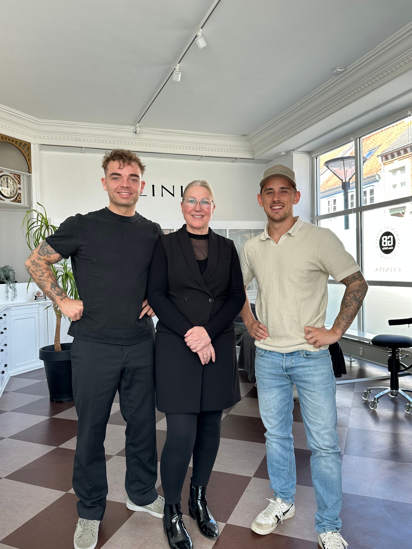 Alexander og Lukas sammen med Gitte fra PMU Fyn i hendes klinik